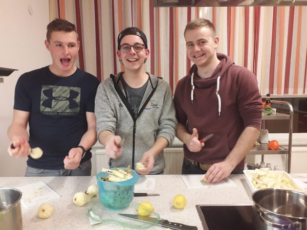 Burschenkochen und Einladungen basteln LJ Ybbs-St.Martin